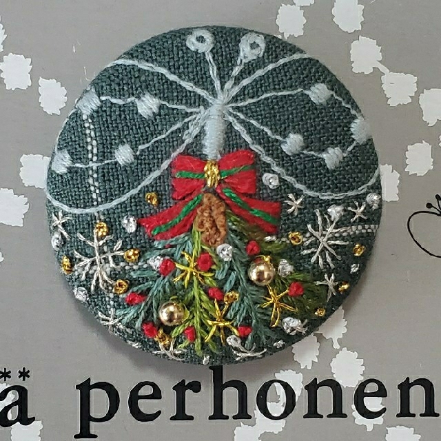 mina perhonen(ミナペルホネン)のミナペルホネンお花の刺繍☆ヘアゴムorブローチ☆ハンドメイド ハンドメイドのアクセサリー(ヘアアクセサリー)の商品写真