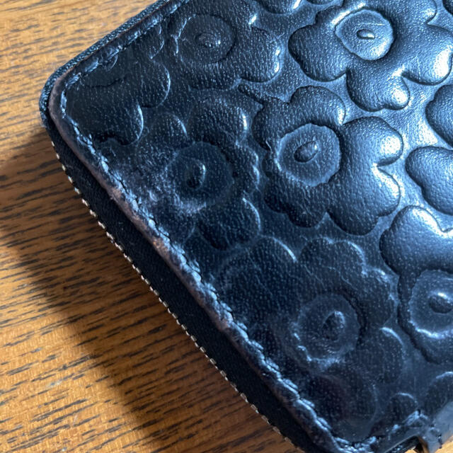 marimekko(マリメッコ)のマリメッコ   レザー　財布　ラウンドジップ　黒　ウニッコ レディースのファッション小物(財布)の商品写真