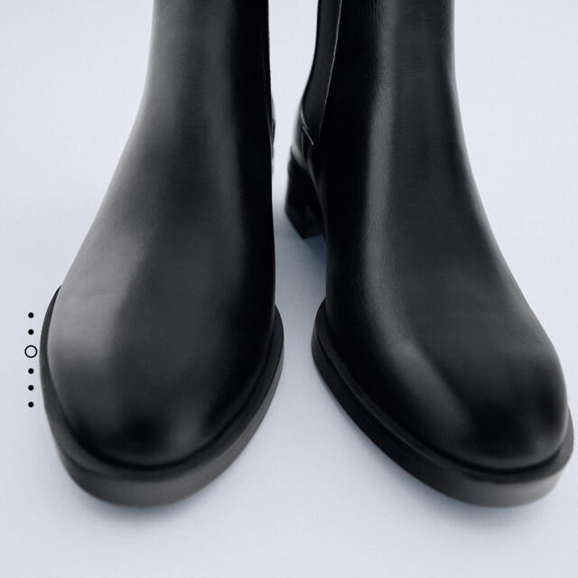 ZARA(ザラ)のザラ　フラットレザーショートブーツ レディースの靴/シューズ(ブーツ)の商品写真