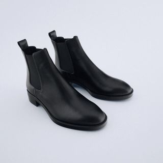 ザラ(ZARA)のザラ　フラットレザーショートブーツ(ブーツ)