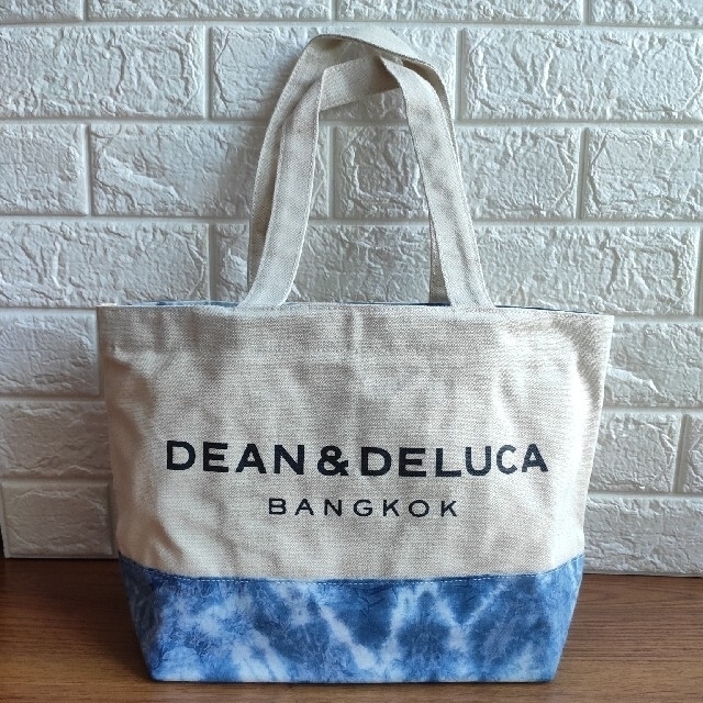 DEAN & DELUCA(ディーンアンドデルーカ)の[新品]海外限定 ディーン&デルーカショルダーバッグ 2020限定 藍染めモデル レディースのバッグ(ショルダーバッグ)の商品写真