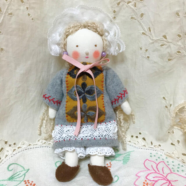 mina perhonen(ミナペルホネン)のミナペルホネン　ドールチャーム　布人形　北欧　アンティーク　ハンドメイド　刺繍 ハンドメイドのぬいぐるみ/人形(人形)の商品写真