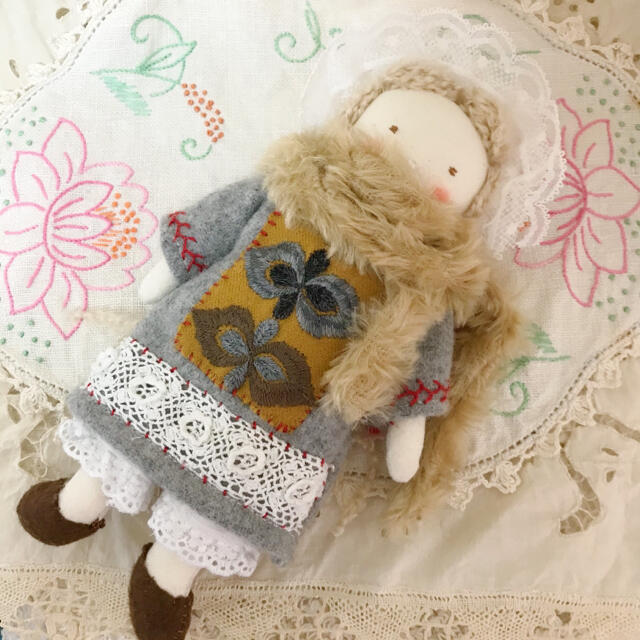 mina perhonen(ミナペルホネン)のミナペルホネン　ドールチャーム　布人形　北欧　アンティーク　ハンドメイド　刺繍 ハンドメイドのぬいぐるみ/人形(人形)の商品写真