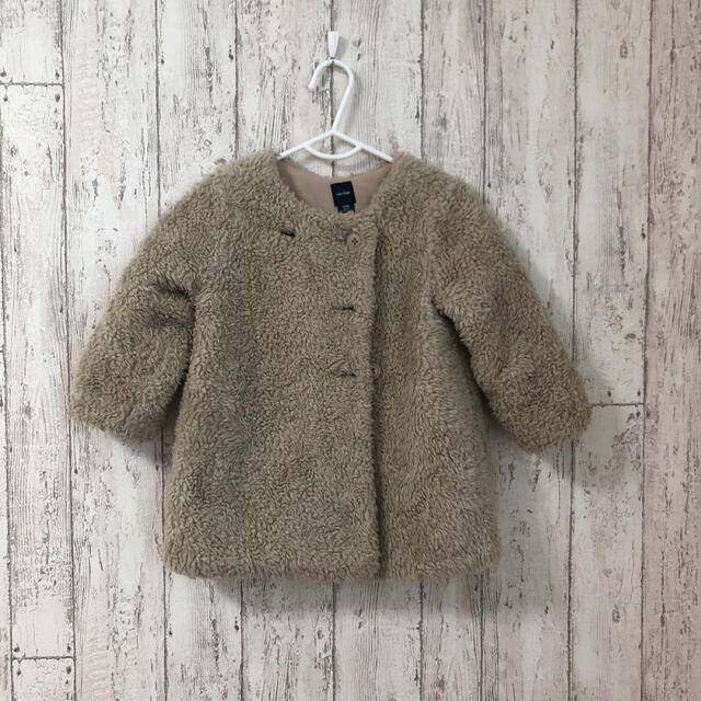 babyGAP(ベビーギャップ)のBaby gap モコモココート アウター　90サイズ♡ キッズ/ベビー/マタニティのキッズ服女の子用(90cm~)(ジャケット/上着)の商品写真