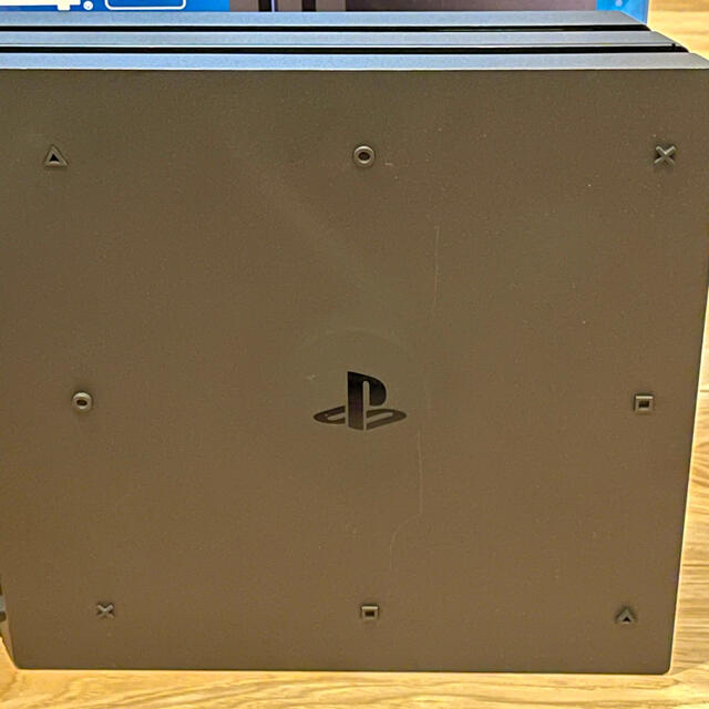 PlayStation4(プレイステーション4)のSONY PlayStation4 Pro 1TB 本体  +縦置きスタンド エンタメ/ホビーのゲームソフト/ゲーム機本体(家庭用ゲーム機本体)の商品写真