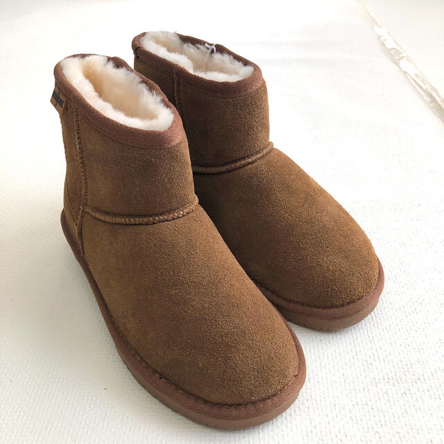 Minnetonka(ミネトンカ)のゆばぁばさま専用　未使用　MINNETONKAムートンブーツ　UGG　ショート　 レディースの靴/シューズ(ブーツ)の商品写真