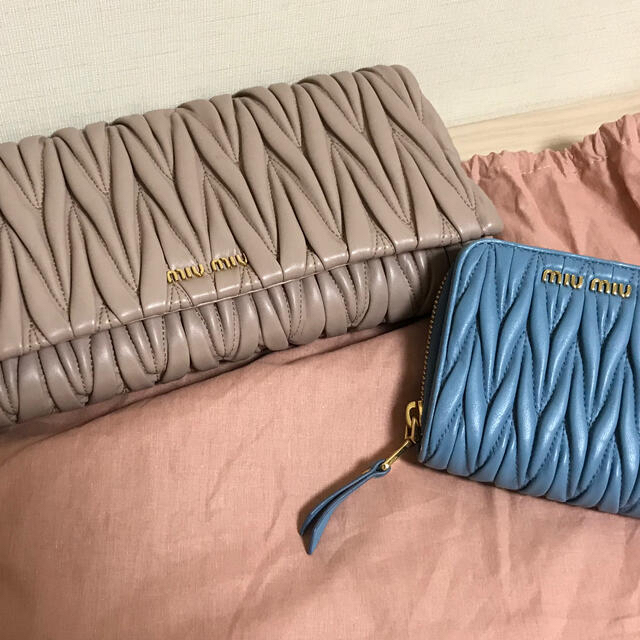 miumiu(ミュウミュウ)のmiumiu マトラッセ　ショルダーバッグ　ピンクベージュ　 レディースのバッグ(ショルダーバッグ)の商品写真