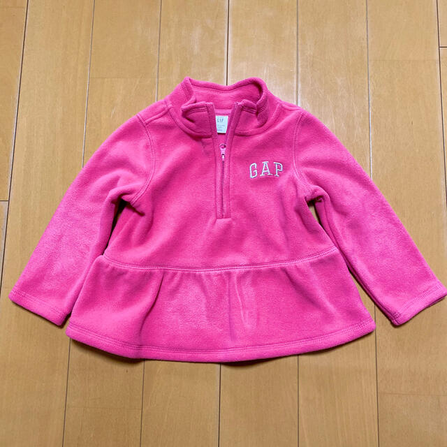 GAP Kids(ギャップキッズ)のGAP女の子フリース　90センチ キッズ/ベビー/マタニティのキッズ服女の子用(90cm~)(ジャケット/上着)の商品写真