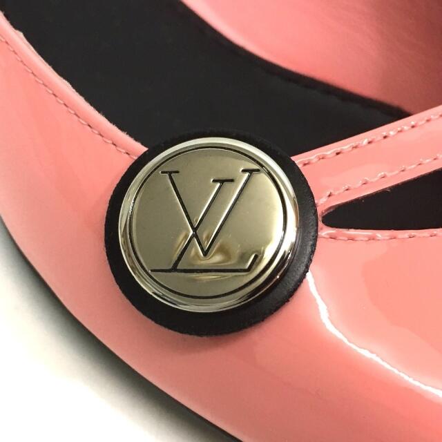 LOUIS VUITTON(ルイヴィトン)のルイヴィトン LOUIS VUITTON ロゴ金具 ポインテッドトゥ フラットシューズ パンプス パテントレザー ピンク ピンク レディースの靴/シューズ(ハイヒール/パンプス)の商品写真