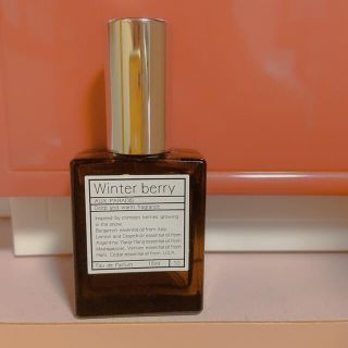 オゥパラディ(AUX PARADIS)のAUX PARADIS   ウィンターベリー　15ml  (香水(女性用))