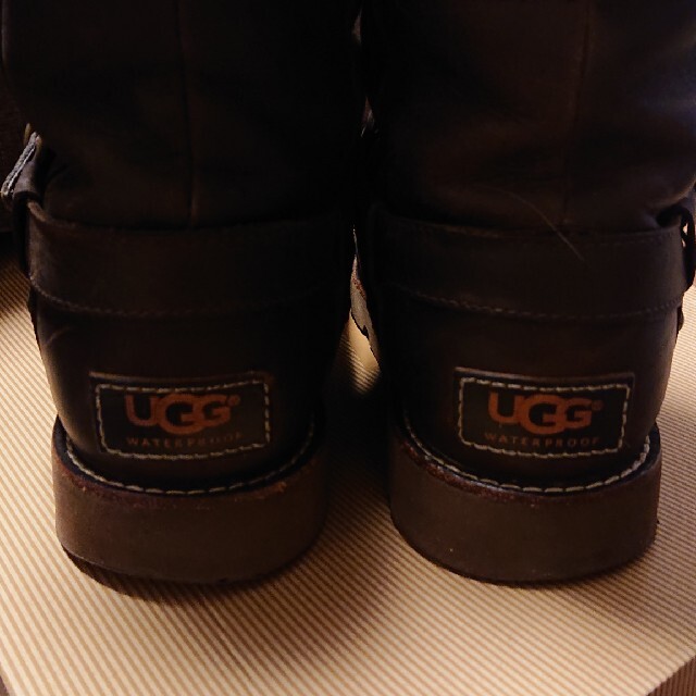 UGG(アグ)の【チャコ様専用】UGG NOIRA ブラウンストーン 23.0 US6 レディースの靴/シューズ(ブーツ)の商品写真