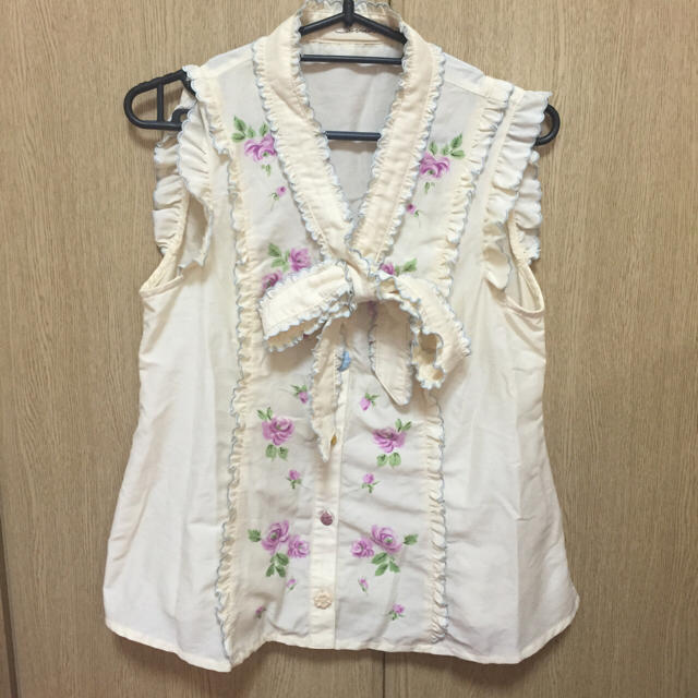 SNIDEL(スナイデル)のsnidelお花フリルブラウス レディースのトップス(シャツ/ブラウス(半袖/袖なし))の商品写真