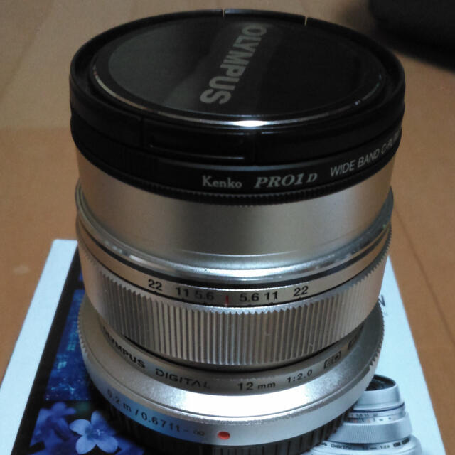 OLYMPUS(オリンパス)のM.ZUIKO DIGITAL ED 12mm F2.0 シルバー スマホ/家電/カメラのカメラ(レンズ(単焦点))の商品写真