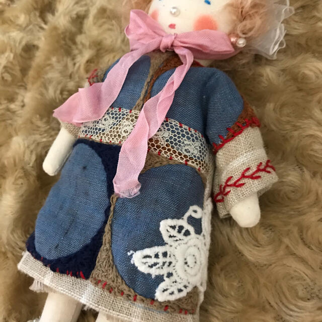 mina perhonen(ミナペルホネン)のドールチャーム　ミナペルホネン　ほのぼのドール　手作り人形　アンティークレース ハンドメイドのぬいぐるみ/人形(人形)の商品写真