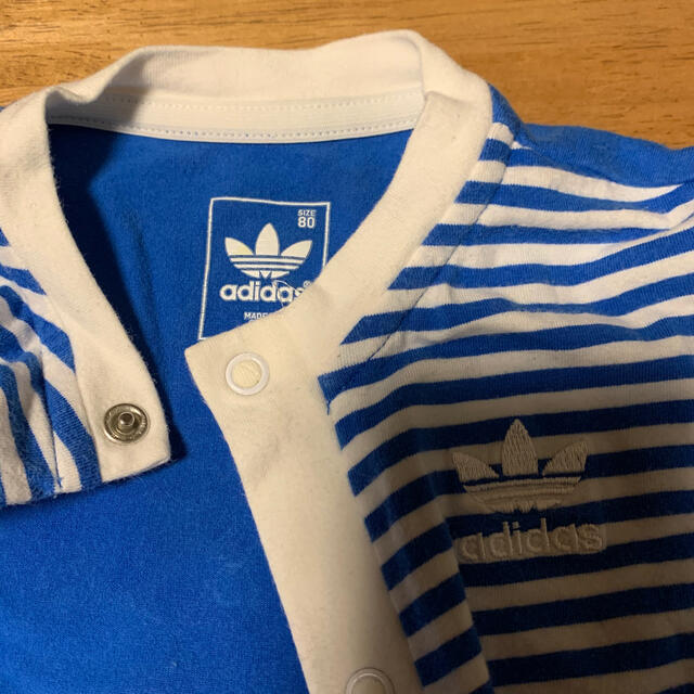 adidas(アディダス)のadidas ボーダーロンパース　80サイズ キッズ/ベビー/マタニティのベビー服(~85cm)(ロンパース)の商品写真