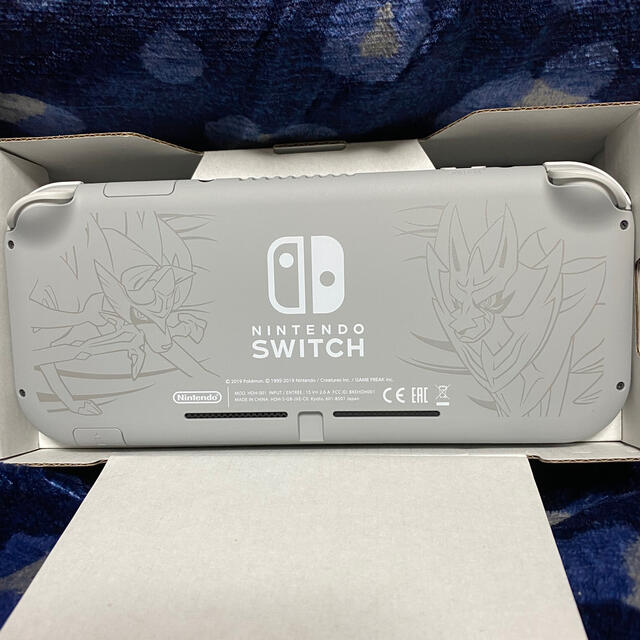 Nintendo Switch(ニンテンドースイッチ)のNintendo Switch Lite ザシアン・ザマゼンタ＋おまけ エンタメ/ホビーのゲームソフト/ゲーム機本体(家庭用ゲーム機本体)の商品写真