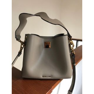 チャールズアンドキース(Charles and Keith)のCHARLES&KIETH ウェーブストラップハンドバッグ(ショルダーバッグ)