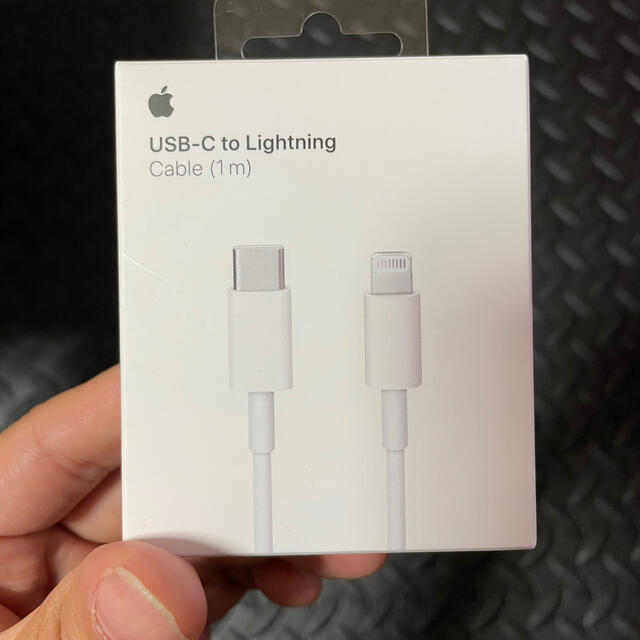 Apple(アップル)のUSB-C to Lightningケーブル スマホ/家電/カメラのスマートフォン/携帯電話(バッテリー/充電器)の商品写真