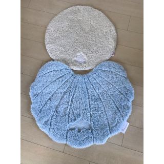 ザラホーム(ZARA HOME)のラメール シェル型トイレマット 水色＆メリージェラート インテリアマット 白(トイレマット)