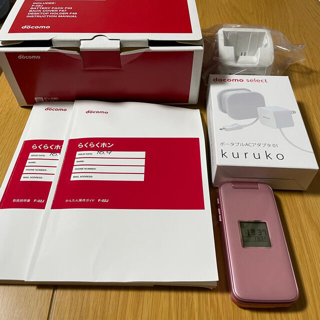 富士通(フジツウ)のdocomo ドコモ　らくらくホンF-02J  ピンク美品お値下げ中！ スマホ/家電/カメラのスマートフォン/携帯電話(携帯電話本体)の商品写真