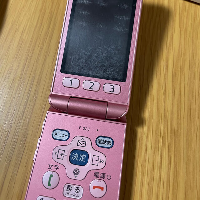 富士通(フジツウ)のdocomo ドコモ　らくらくホンF-02J  ピンク美品お値下げ中！ スマホ/家電/カメラのスマートフォン/携帯電話(携帯電話本体)の商品写真