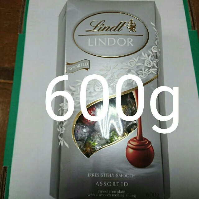 Lindt(リンツ)の1箱　600g リンツリンドールチョコレート　シルバーアソート 食品/飲料/酒の食品(菓子/デザート)の商品写真
