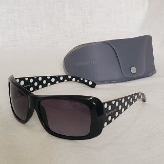 ミュウミュウ(miumiu)の新品未使用 miumiuミュウミュウ サングラス BLACK×WHITE DOT(サングラス/メガネ)