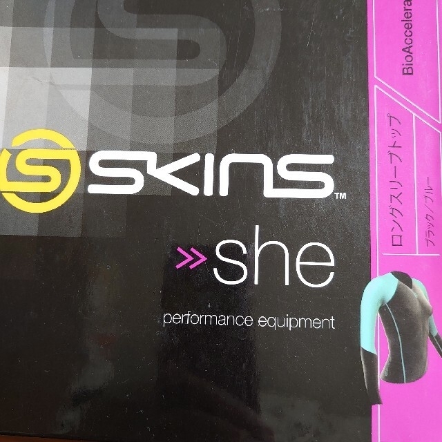SKINS(スキンズ)の【新品】スキンズ SKINS >>She ロングスリーブ　トップ  女性用 XS スポーツ/アウトドアのトレーニング/エクササイズ(トレーニング用品)の商品写真
