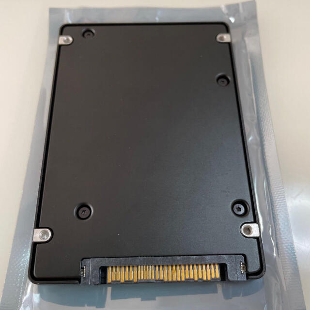 SAMSUNG(サムスン)のSamsung製SSD MZ-QLW1T90 1.92TB 2.5インチ(新品) スマホ/家電/カメラのPC/タブレット(PCパーツ)の商品写真