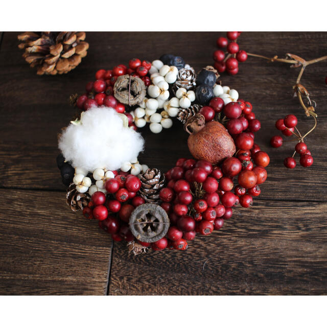 ①✳︎紅白正月飾り✳︎赤と白の木の実のリース◎12センチ