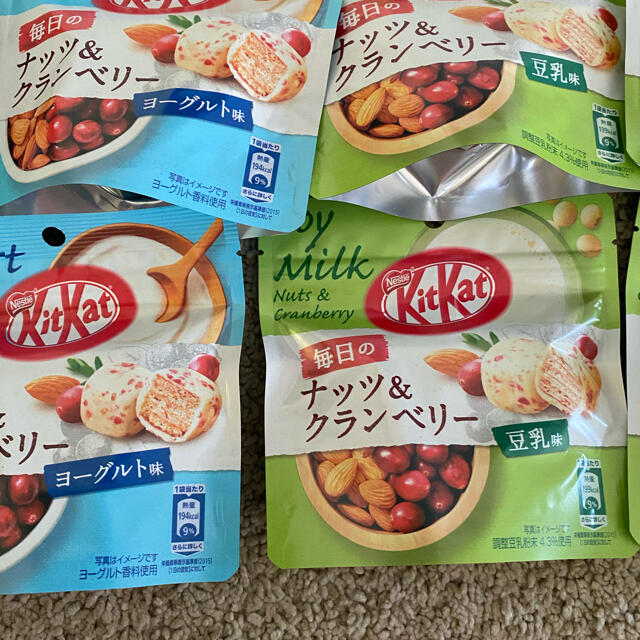 Nestle(ネスレ)のお菓子詰め合わせ　　キットカット ナッツ&クランベリー　ヨーグルト味　8袋セット 食品/飲料/酒の食品(菓子/デザート)の商品写真