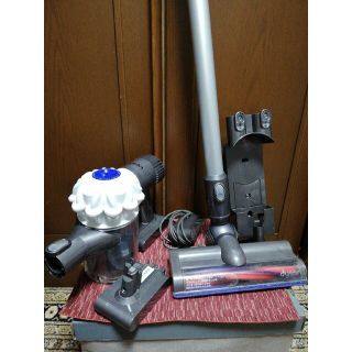 ダイソン(Dyson)のdysonダイソンDC62コードレスクリーナーカーボンファイバーブラシ付き(掃除機)