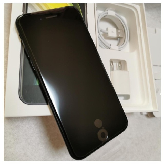 iPhone(アイフォーン)のiPhone SE2　黒　64GB　Apple スマホ/家電/カメラのスマートフォン/携帯電話(スマートフォン本体)の商品写真