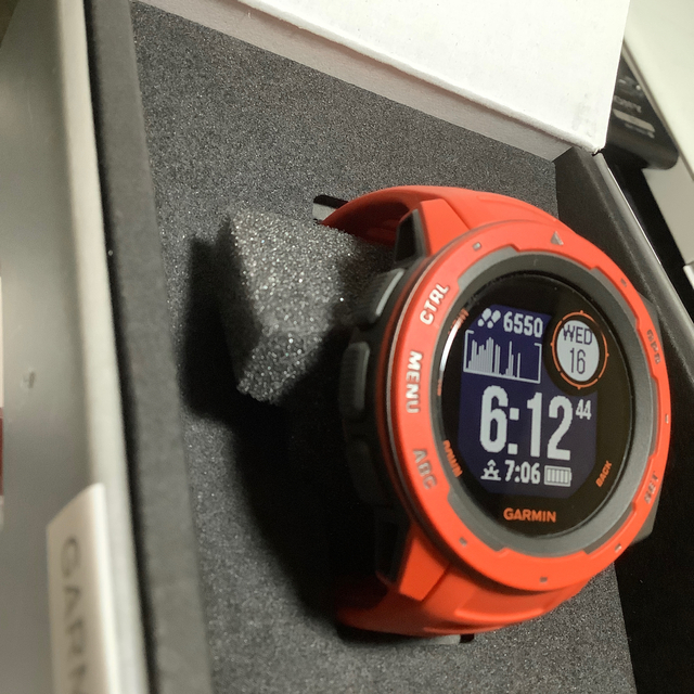 GARMIN(ガーミン)のGarmin instinct ガーミン フレイムレッド チケットのスポーツ(ランニング/ジョギング)の商品写真