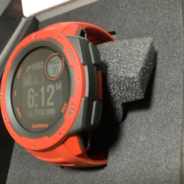 GARMIN(ガーミン)のGarmin instinct ガーミン フレイムレッド チケットのスポーツ(ランニング/ジョギング)の商品写真