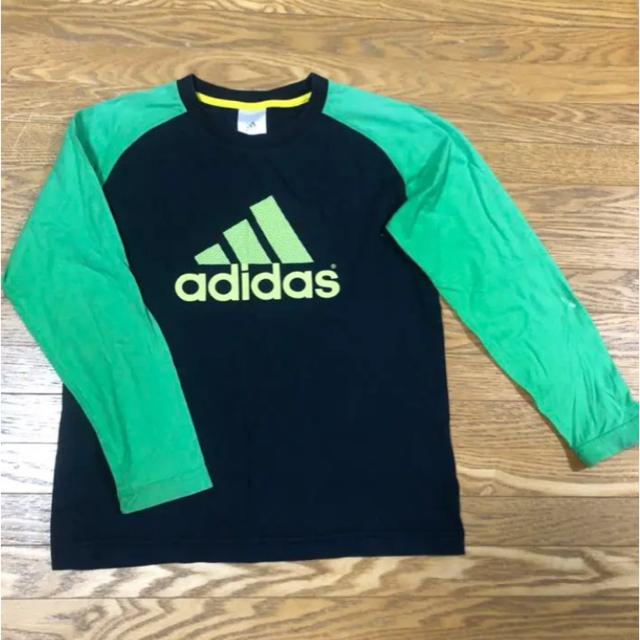 adidas(アディダス)のadidas 長袖Tシャツ 重ね着風 130＆140 黒×緑 2枚set キッズ/ベビー/マタニティのキッズ服男の子用(90cm~)(Tシャツ/カットソー)の商品写真