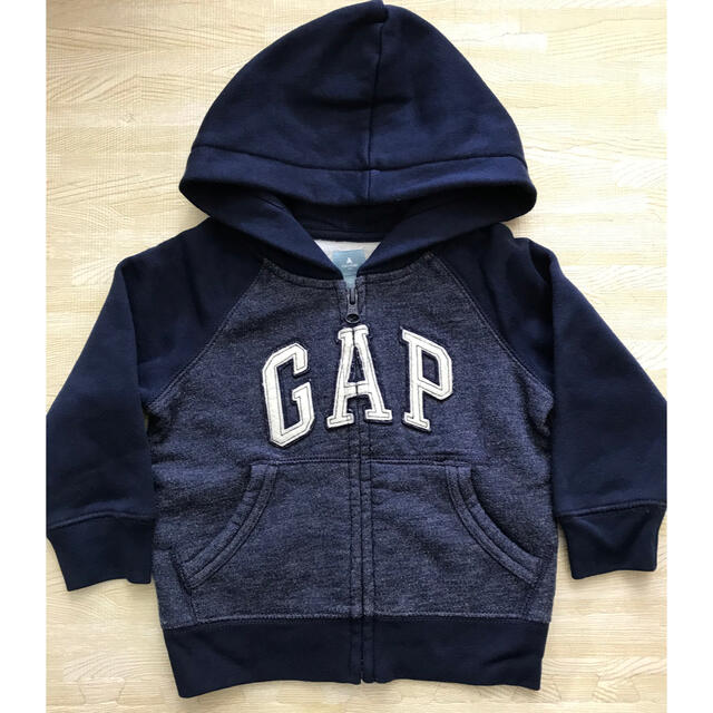 babyGAP(ベビーギャップ)のGAP ロゴパーカー　裏起毛　ネイビー キッズ/ベビー/マタニティのキッズ服男の子用(90cm~)(ジャケット/上着)の商品写真