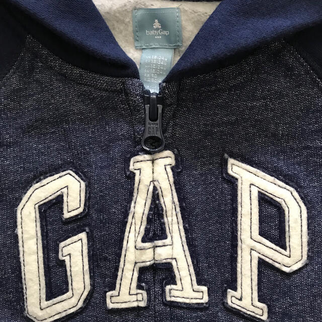 babyGAP(ベビーギャップ)のGAP ロゴパーカー　裏起毛　ネイビー キッズ/ベビー/マタニティのキッズ服男の子用(90cm~)(ジャケット/上着)の商品写真
