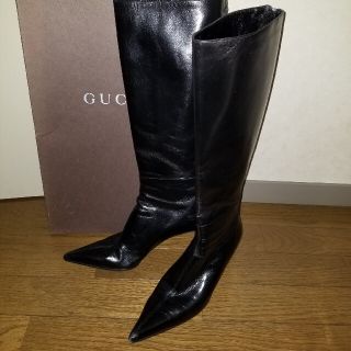 グッチ(Gucci)のGUCCI艶あり黒牛革ブーツ(ブーツ)