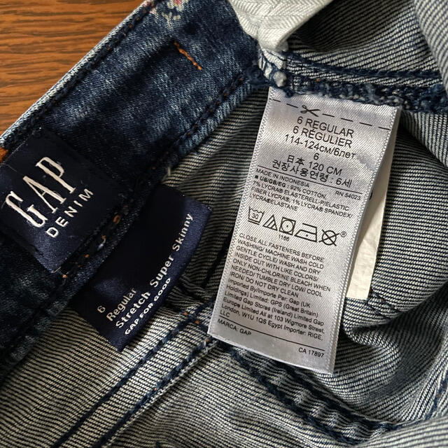 GAP(ギャップ)のGAP 小花柄スキニーデニム　120 キッズ/ベビー/マタニティのキッズ服女の子用(90cm~)(パンツ/スパッツ)の商品写真