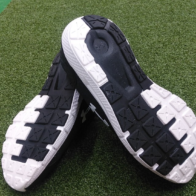 UNDER ARMOUR(アンダーアーマー)の現品限り三日間限定値下げ! アンダーアーマーランニングシューズ スポーツ/アウトドアのランニング(シューズ)の商品写真