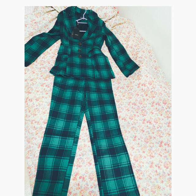 johnlemoness様専用 グリーン スーツ 脚長効果 レディースのフォーマル/ドレス(スーツ)の商品写真