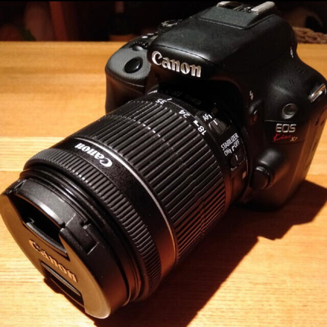 Canon(キヤノン)の「超美品」Canon EOS KISS X7 EF-S18-55 IS STM スマホ/家電/カメラのカメラ(デジタル一眼)の商品写真