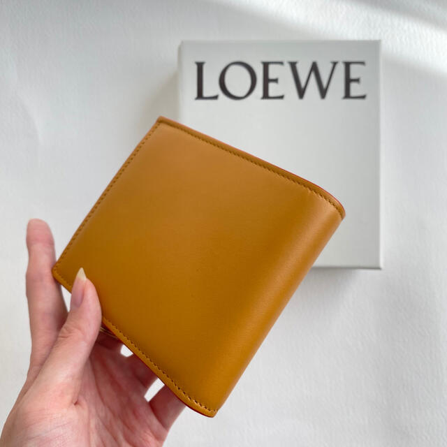 LOEWE(ロエベ)のラスト１【新品】LOEWE ロエベ アナグラムロゴ 二つ折り財布 ベージュ メンズのファッション小物(折り財布)の商品写真