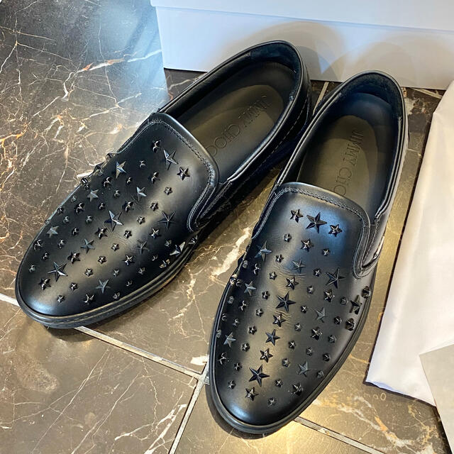 JIMMY CHOO(ジミーチュウ)の【未使用】 ジミーチュウ スニーカー レザー スリッポン ブラック スタッズ メンズの靴/シューズ(スニーカー)の商品写真