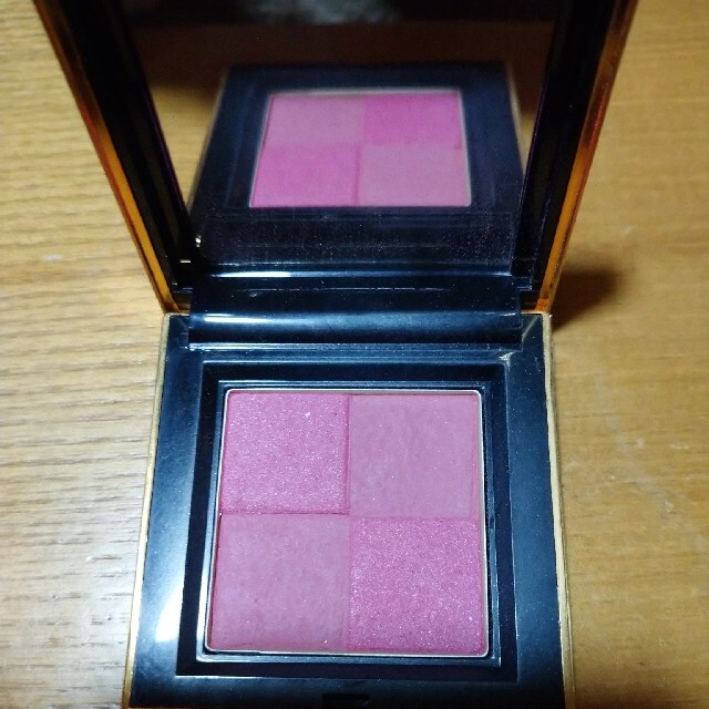 Yves Saint Laurent Beaute(イヴサンローランボーテ)のイヴ・サンローラン ブラッシュラディアンス コスメ/美容のベースメイク/化粧品(チーク)の商品写真