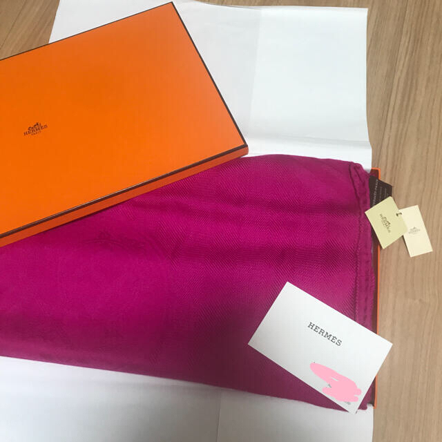 Hermes(エルメス)の限定値下げ中💖新品未使用💖9万円OFF！全て付いてます💖ニューリブリス💖 レディースのファッション小物(ストール/パシュミナ)の商品写真