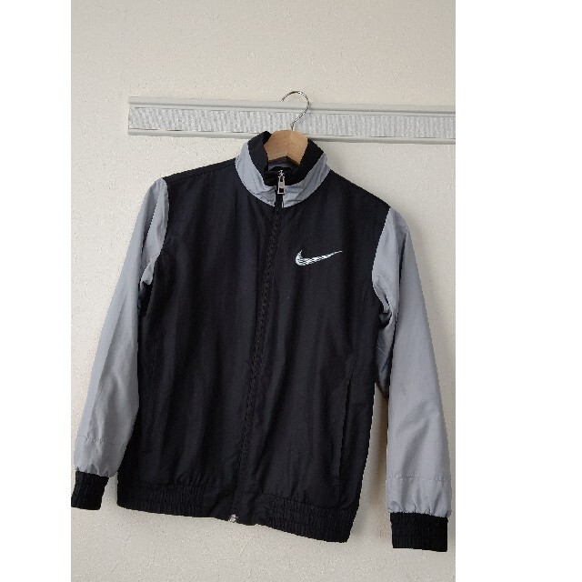 NIKE(ナイキ)のNIKE ウィンドブレーカー 140 キッズ/ベビー/マタニティのキッズ服男の子用(90cm~)(ジャケット/上着)の商品写真