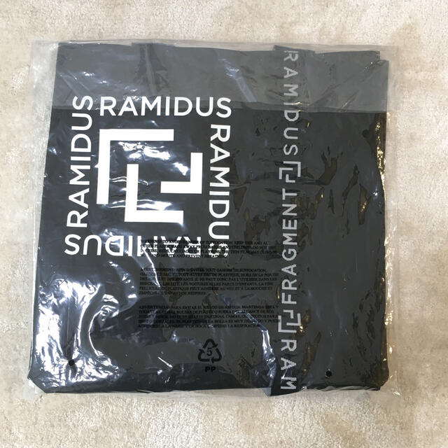 FRAGMENT(フラグメント)の FRAGMENT × RAMIDUS トートバッグ Lサイズ ブラック メンズのバッグ(トートバッグ)の商品写真