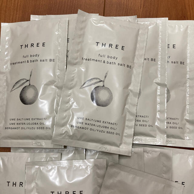 THREE(スリー)の【30袋セット】THREE フルボディトリートメント&バスソルト コスメ/美容のボディケア(入浴剤/バスソルト)の商品写真